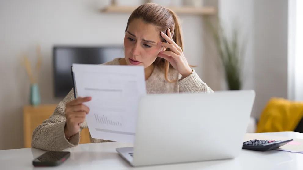 В Германии прогнозируют резкий рост социальных взносов к 2035 году они будут составлять половину зарплаты В Германии в ближайшие десять лет социальные взносы на медицину уход пенсии и пособия по безработице могут вырасти почти до 50 от зарплаты Такой прогноз подготовил берлинский институт IGES Сейчас на соцстрахование уходит 42 7 от зарплаты брутто половину платит работодатель но без реформ нагрузка будет расти дальше Авторы подсчитали что уже к 2035 году миллионы работников будут получать заметно меньше денег на руки Например при зарплате 2500 евро брутто взносы для работника могут вырасти с 533 до 625 евро в месяц то есть почти на 1100 евро в год При доходе 3500 евро прибавка составит около 1530 евро в год а при 4500 евро почти 2000 евро Это драматическое развитие событий должно стать последним тревожным сигналом для всех заинтересованных сторон чтобы они быстро приступили к необходимым реформам заявил в разговоре с BILD глава страховой компании DAK Андреас Шторм По расчетам авторов исследования уже в 2027 году дефицит в системе медстрахования составит около 12 млрд евро BILD Russian