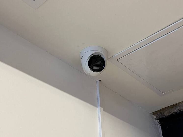 Умные камеры а защита по старинке Петербургские учёные выяснили в системах умного видеонаблюдения есть уязвимости Рекомендация базовая но рабочая экранировать чувствительные компоненты чтобы снизить риск взлома и помех Интернет вещей растёт а безопасность догоняет Лучше пусть камеры следят за городом а не за вашими данными