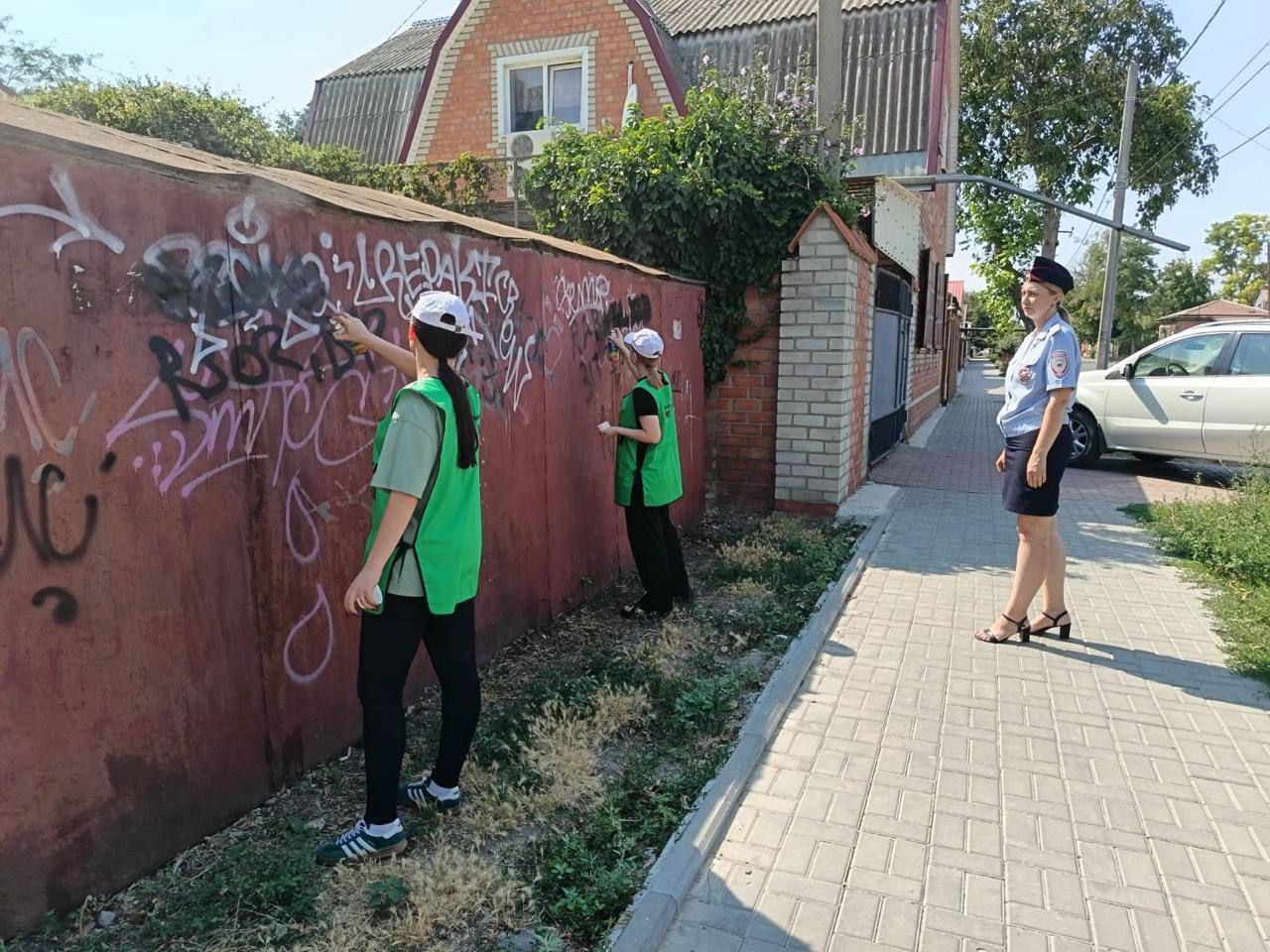 Активисты и волонтёры Ейского района провели акцию против пропаганды наркотиков Сегодня сотрудники отдела по делам молодёжи совместно с волонтёрами вышли на улицы Ейска, чтобы очистить город от антиобщественных надписей нарко-тематики. Их совместная работа направлена на поддержание безопасности и здоровья жителей. Только за один день акции активисты нейтрализовали сразу 25 надписей, связанных с пропагандой наркотических веществ! Все надписи были оперативно устранены силами сотрудников отдела по делам молодёжи и добровольцев. Оперативность акций обеспечила работа телефона горячей линии, куда граждане сообщают о появлении новых антисоциальных граффити. Именно благодаря таким сообщениям удалось своевременно выявить и устранить опасные надписи! Антинаркотическая комиссия выражает благодарность жителям Ейска за активное участие и помощь в организации мероприятий, направленных на повышение уровня жизни горожан и обеспечение безопасного пространства для всех возрастов. Важно помнить, что любые проявления незаконного оборота наркотиков — серьёзная угроза здоровью общества. Сообщайте обо всех случаях появления подобной символики, участвуйте вместе с нами в создании безопасной среды!