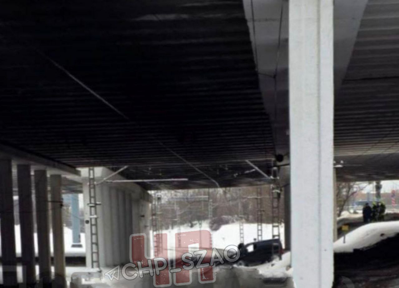 В районе станции МЦД 2 Трикотажная иNissan съехал с дороги под мостом и вылетел на железнодорожные пути  Затруднено движение электропоездов в сторону области на участке Красный Балтиец Павшино Причина затруднения движения в районе платформы Трикотажная машина вылетела с дороги и остановилась в опасной близости у 1 пути Машина не оказалась на рельсах но она нарушила габарит движения что сделала проезд поездов невозможным  ЧП СЗАО ЧП ЧАТ