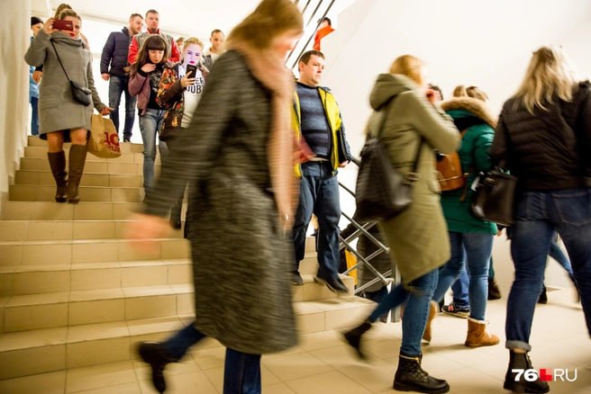 Волна эвакуаций прошла по разным социальным учреждениям Владивостока из за анонимных сообщений о якобы минировании зданий 24 февраля С утра вторника под эвакуацию попали медицинские организации суды и учебные заведения По сообщениям очевидцев утром посетителей попросили срочно покинуть здание поликлиники на улице Интернациональной Горожане рассказали что к зданию поликлиники краевой клинической больницы 2 даже приехала пожарная машина однако дыма и огня очевидцы не заметили Правоохранительные органы продолжают проверки на территории информацию о реальной угрозе не подтвердили Также во Владивостоке приостановили прием пациентов в поликлинике 6 на улице Черемуховой Эвакуировали пациентов и сотрудников больницы ДВО РАН на улице Кирова Вот нехорошие люди достали За что больницы а В прошлый раз например в одной из больниц тяжёлого пациента реанимации пришлось увозить в другую и потом возвращать Не стыдно за такое блин возмутилась жительница города Екатерина Тимофеева Всех пациентов Асклепий в 11 часов эвакуировали Ничего не объяснили Отстоять длинную очередь чтобы уйти из за звонка нехорошего человека очень обидно пожаловался пользователь Е Днем на улицу из за анонимок вывели посетителей Приморского краевого суда на улице Фонтанной и колледжа ДВГГТК на улице Карбышева На Черемуховой 6 в районном суде сегодня тоже такая же фигня никого не впускают написала Ольга По предварительным данным причиной стали анонимные сообщения о якобы заложенных взрывных устройствах в здания соцучреждений Специалисты экстренных служб обследуют здания и прилегающие территории Официальной информации о подтверждённых угрозах на момент публикации не поступало Обстоятельства произошедшего устанавливают решают вопрос о возбуждении уголовных дел по фактам заведомо ложных сообщений об акте терроризма  Подписаться в MAX