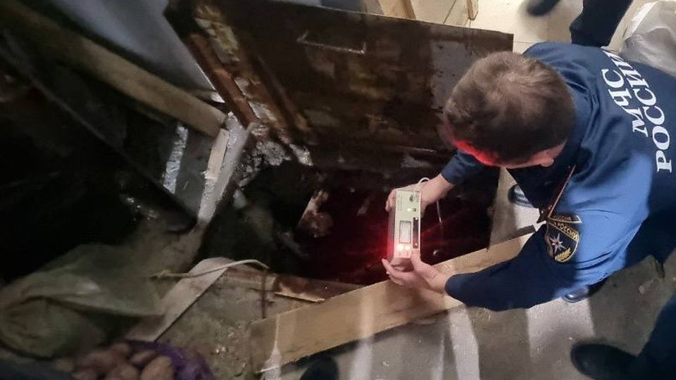 В Крыму двое мужчин погибли в выгребной яме дело направили в суд В Крыму 44 летнего жителя Красногвардейского района обвиняют в причинении смерти по неосторожности двум мужчинам которые погибли в выгребной яме Об этом сообщили в пресс службе Следственного комитета Трагедия произошла 13 июня Бизнесмен получил заказ на выполнение санитарно технических работ канализационной системы в Октябрьском Для этого коммерсант привлек двух знакомых Он поручил 38 летнему и 35 летнему мужчинам спуститься в выгребную яму чтобы устранить засор Однако обвиняемый не обеспечил рабочих специальной одеждой обувью а также предохранительным поясом и шланговым противогазом В результате мужчины потеряли сознание при вдыхании сероводорода образовавшегося внутри Потеря сознания в загазованной вы Подробнее