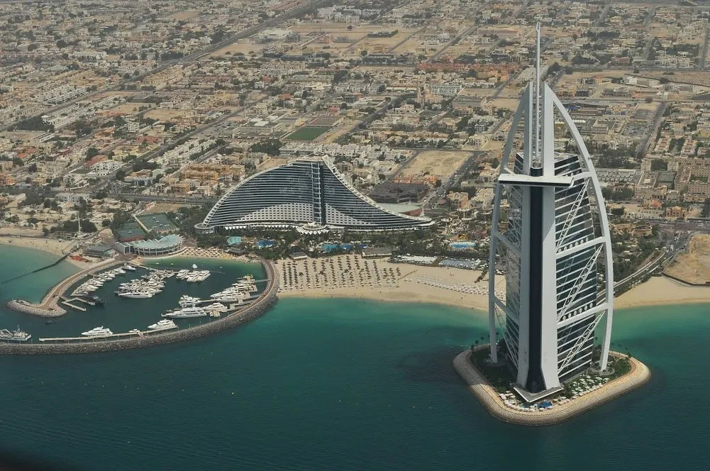 Один из самых известных отелей мира Jumeirah Burj Al Arab в Дубае закроется на 18 месяцев для первой масштабной реставрации Оператор Jumeirah подчеркивает что речь идет не просто о ремонте а о бережном обновлении с сохранением оригинального облика отеля Руководить проектом будет парижский архитектор интерьерист Тристан Оэр известный своими реставрационными работами в том числе над Hôtel de Crillon в Париже Подробности в материале Profi Travel Все новости в MAX и ВК profitravel burjalarab jumeirah дубай отели