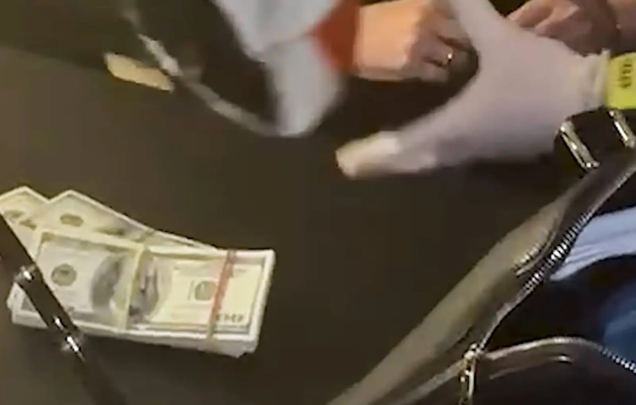 На Украине прошли обыски у экс премьера и экс кандидата в президенты Юлии Тимошенко которую обвиняют в подкупе депутатов Верховной рады Что стоит за интересом к бывшему лидеру оранжевой революции Ридусу рассказал председатель комиссии Общественной палаты РФ по вопросам суверенитета Владимир Рогов Идёт зачистка политического поля от возможных конкурентов И делает это как Зеленский в первую очередь так и другие центры влияния для того чтобы вывести на сцену своих кандидатов и с ними гарантированно прийти к власти чтобы иметь доступ к разделу богатого и сытного пирога постукраинского пространства сказал Ридусу Рогов   www ridus ru n 769876 ridusnews