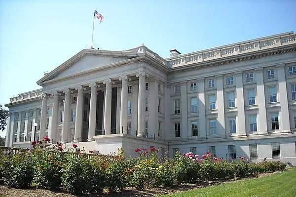 Минфин США пригрозил санкциями за сотрудничество с авиакомпаниями Ирана Министр финансов США Скотт Бессент заявил что американская администрация может ввести санкции в отношении компаний которые сотрудничают с иранскими авиаперевозчиками Об этом сообщает ТАСС со ссылкой на газету The Wall Street Journal Ведение бизнеса с находящимися под санкциями иранскими авиакомпаниями несет риски попадания под санкции США Иностранные правительства должны предпринять все необходимые меры чтобы находящиеся в их юрисдикции компании не предоставляли услуги данным воздушным судам включая предоставление авиационного топлива продовольствия взимание посадочных сборов и обслуживание заявил Бессент aviaru net n295096 Оставайся в информационном потоке подпишись на наш канал в MAX