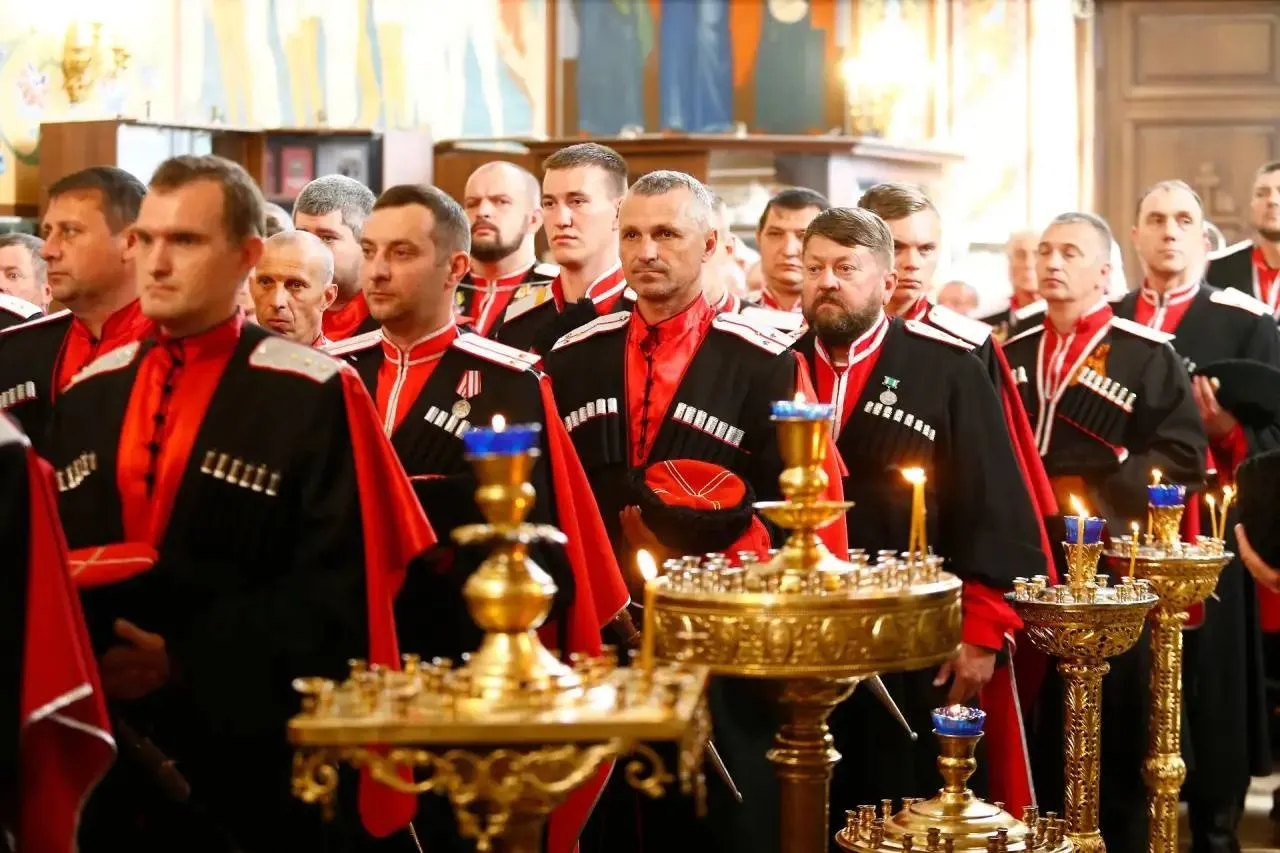 Сегодня мы отмечаем 35 ю годовщину реабилитации казачества Это важная дата для нашего края ведь Кубань всегда была и остается казачьей землей Наши предки во все времена служили Отечеству Несмотря на годы репрессий и тяжелых испытаний они выстояли и сохранили преданность Родине И в годы Великой Отечественной войны и сегодня в зоне специальной военной операции наши казаки доблестно защищают страну Мы всегда бережно храним многовековые казачьи традиции и передаем их подрастающему поколению Сегодня Кубанское казачье войско объединяет уже свыше 57 тысяч человек Уделяем большое внимание воспитанию молодежи в духе казачьих ценностей Уверен они станут надежной опорой для страны мужественными сильными и любящими родной край Подписывайтесь на мой канал в MAX