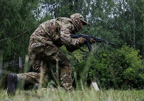 Суд в Фергане назначил 28 летнему узбекистанцу А А три года лишения свободы за участие в специальной военной операции СВО на стороне российских войск Как отмечается в материалах следствия иностранец находясь на территории РФ добровольно подписал контракт на военную службу и участвовал в боевых действиях в Украине из корыстных побуждений В феврале 2025 года узбекистанца задержала российская полиция предъявив ему обвинение в нарушении миграционного режима Вместе с тем А А предложили вступить в ряды Вооруженных сил Мигрант согласился опасаясь депортации Далее на нашем сайте Актуальные новости из Центральной Азии fergananews
