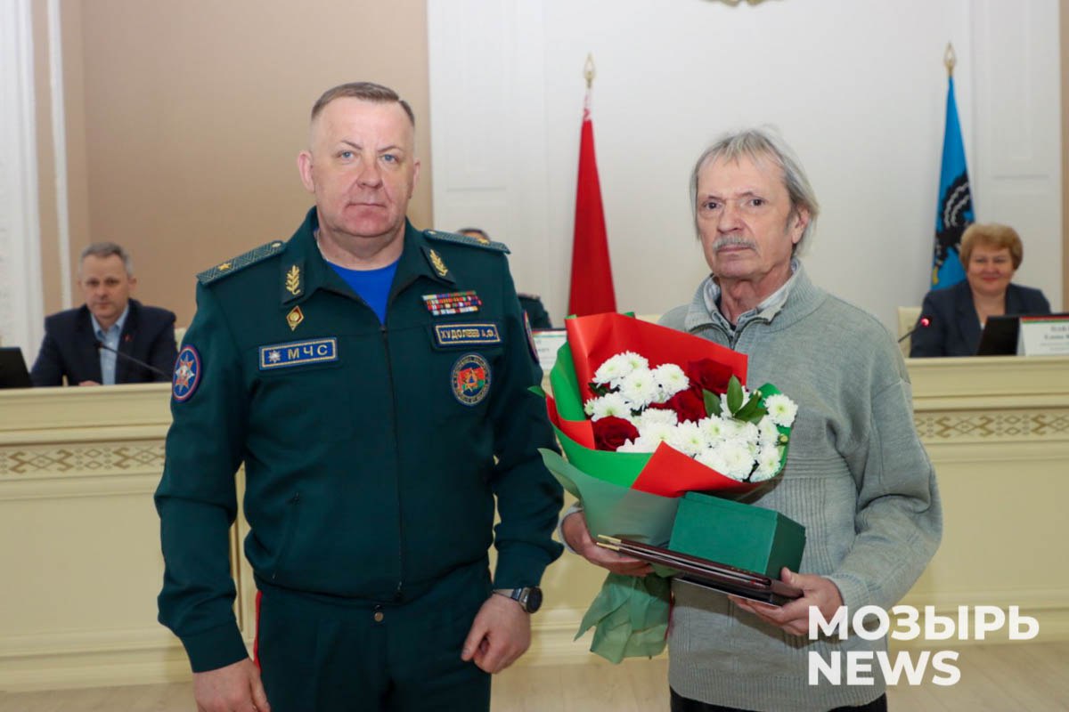 В Мозыре наградили мужчину, спасшего ребенка на реке Припять   В начале аппаратного совещания в Мозырском райисполкоме наградили местного жителя Виталия Горожанкина, который 20 февраля в районе городского парка спас ребенка, провалившегося под лед.  Церемонию награждения провел первый заместитель Министра по чрезвычайным ситуациям Республики Беларусь Александр Худолеев. Он вручил Виталию Ивановичу нагрудный знак «За адзнаку» II степени и ценный подарок – наручные часы с символикой МЧС.  Кроме того, от Мозырского райисполкома Виталий Горожанкин получил Почетную грамоту.