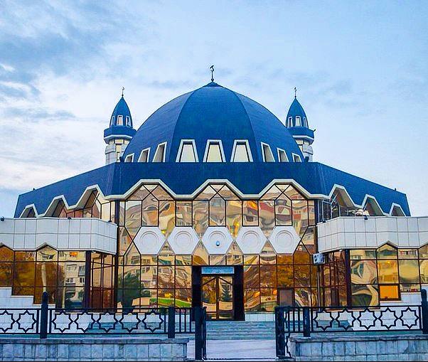 Завтра первый день месяца Рамадан сообщили в Духовном управлении мусульман республики Сегодня во всех мечетях КБР начнут совершать тарауих намаз В поздравление муфтия Кабардино Балкарии Хазраталия Дзасежева говорится что Рамадан это время когда сердца смягчаются души стремятся к покаянию а вера укрепляется через пост молитву и добрые дела Пусть этот благословенный месяц станет для каждого временем духовного обновления укрепления семейных уз примирения сердец и умножения благих дел gazetayuga Газета Юга в MAX