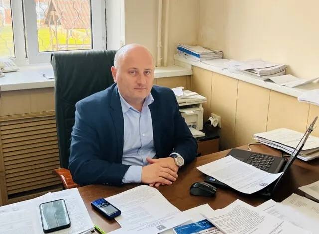 Замглавы Новолакского района Дагестана устроил стрельбу, защищая себя.   По данным 112, домой к Рустаму Сулейманову пришел недовольный местный житель Курбан Гусейнов — накануне у него прошел суд, и по решению органа, Гусейнов должен освободить арендованный земельный участок. Мужчину такой суд не впечатлил.   Сначала Курбан долго ругался с Сулеймановым, который состоит в земельном комитете, по телефону, а после заявился прямо на его адрес и начал угрожать замглаве. Рустам взял травмат и выстрелил в целях самозащиты в бедро дебоширу.   Тем же вечером пострадавший обратился в больницу, но серьезных травм он не получил и его отправили домой.   Начата полицейская проверка.