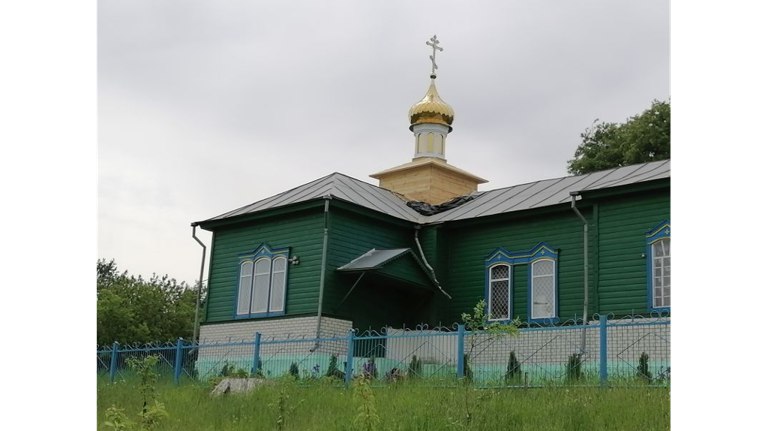 На храме в брянском селе Медведово засияли новые купол и крест Сегодня, 27 мая, на храме Троицы Живоначальной в селе Медведово Клинцовского района Брянской области установили новый купол и крест. Средства на их приобретение выделил колхоз «Прогресс».Каркас купола сделали в Брянске. Крест привезли из Белгорода. Новый купол в диаметре вдвое больше прежнего, пишет газета «Труд».Перед подъемом купола и креста их освятил отец Павел. Все работы постарались выполнить к престольному празднику Троицы, который отмечают 8 июня.ФОТО: klitnsy-trud.ru ƃℾ подписаться прислать новость