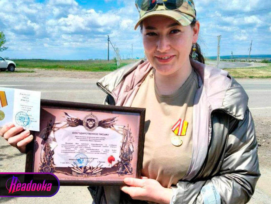 Волонтера «ЛизаАлерт» Марию Лубсанову зарезал бывший — девушку затолкали в машину в центре поселка, но на крики о помощи никто не отреагировал Марию Лубсанову, волонтера бурятского поискового отряда «ЛизаАлерт», зарезал бывший муж — несмотря на то, что пара рассталась, экс-супруг не переставал ревновать девушку. Как сообщили в СК, изверг привез свою жертву в лес и издевался, нанося удары ножом по разным частям тела. После преступления неадекват покончил с собой — их тела обнаружили спустя несколько часов. Как пишут местные СМИ, бывшие супруги начали ссору в центре поселка, после чего ревнивец затолкал Марию в машину и увез. Девушка звала на помощь, но никто из местных не отреагировал. Мария Лубсанова много лет работала в «ЛизаАлерт». Девушка получила медаль «За заслуги» за помощь бойцам СВО — этой весной она привозила в Мариуполь амуницию, а когда начали строить субурган, Мария работала на объекте волонтером. Поисковой отряд региона на своей официальной странице в соцсети отметил, что Мария Лубсанова всегда была готова прийти на помощь, поддержать и вдохновить других своим примером, стремилась помогать в любых условиях.
