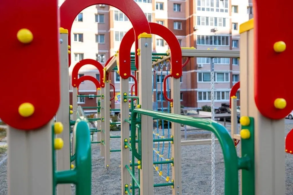 Новую спортивную площадку построит в этом году ТОС на улице Днепровской 51 55 Здесь появится спортивный комплекс с шаговым тренажером тренажером лыжник велотренажером уличной скамьей и урной Их проект называется Звездочки спорта Средства будут выделены правительством Приморья так как ТОС стал победителем в конкурсе проектов Всего от Владивостока в этом году было подано 98 заявок 82 из них стали победителями БлагоустройствоВладивостока ТОСы Подписывайтесь на канал главы Владивостока Константина Шестакова в МАХ Читайте наши новости в МАХ