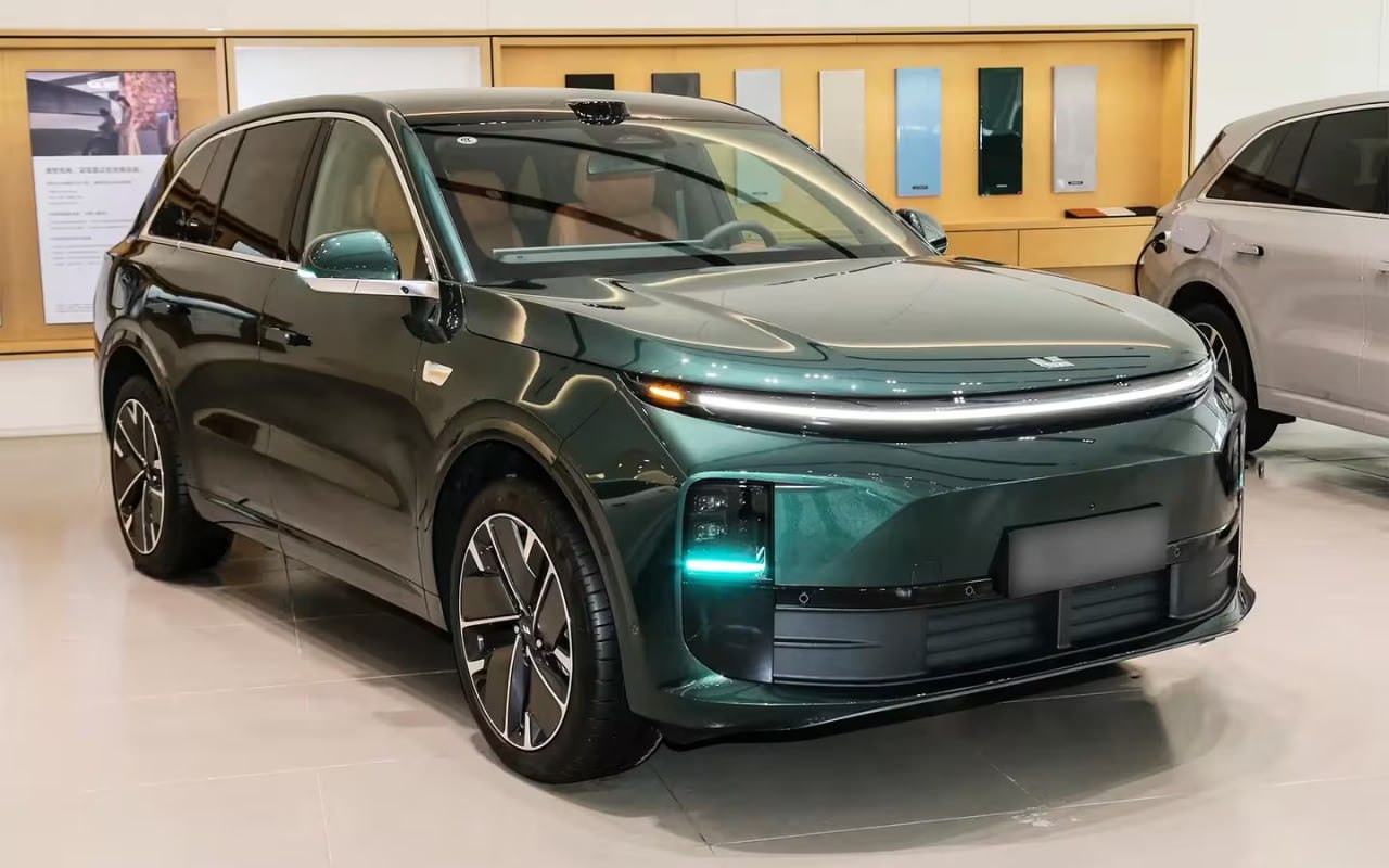 Li Auto официально выходит на российский рынок гарантия 8 лет на батарею и электропривод локализация медиасистемы три модели и цены от 6 89 миллионов рублей На российском рынке появятся три кроссовера L6 L7 и L9 Все они с полноценной гарантией и переводом информационно развлекательной системы на русский язык Гарантия на сам автомобиль 3 года или 100 000 км гарантия на тяговую батарею и электромоторы 8 лет или 160 тыс км Защита кузова от сквозной коррозии 6 лет или 100 тыс км Кроме того кроссоверы будут оснащены слотом для российской SIM карты поддержкой обновлений по воздуху и мастер аккаунтом адаптированным для российского рынка Самым доступным станет Li Auto L6 который предложат в версиях Pro и Max по цене от 6 89 и 7 19 млн рублей соответственно Li Auto L7 также предложат в двух вариантах Pro 7 69 млн рублей и Ultra 8 39 млн рублей Флагманский L9 будет предлагаться только в одной комплектации Ultra за 9 49 млн рублей