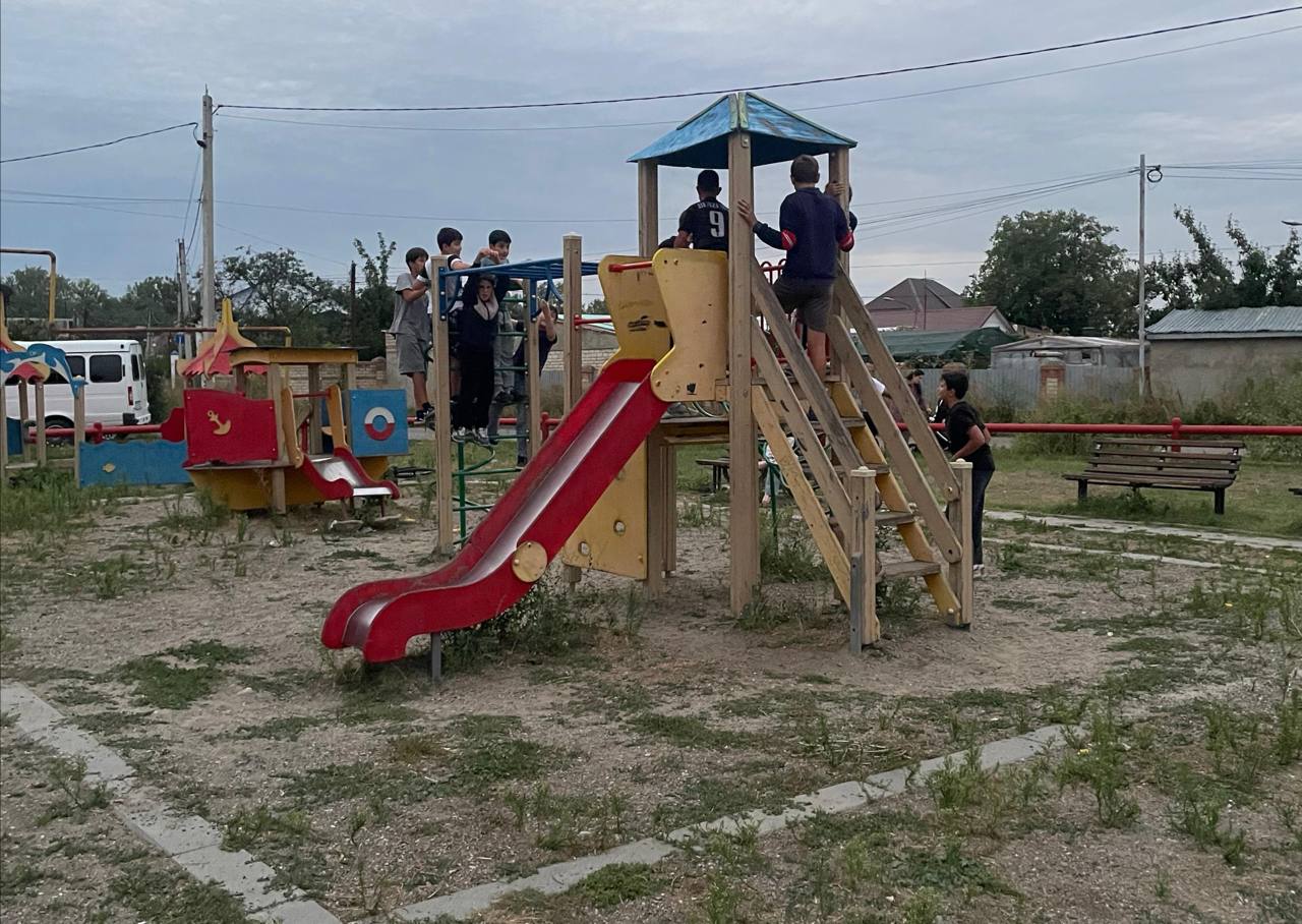 В Черкесске по поручению Главы КЧР обновим еще одну общественную территорию По поручению Рашида Темрезова которое он дал в рамках Прямой линии в 2026 году полностью обновим детскую площадку на улице Набережной р н Радиозавода Со дня на день начнем подготовку проектно сметной документации в которой будут отражены определяющие архитектурные конструктивные и инженерно технические решения для благоустройства указанной общественной территории Средства на ремонт площадки запланируем в бюджет 2026 года начать работы в следующем году при наступлении благоприятных погодных условий