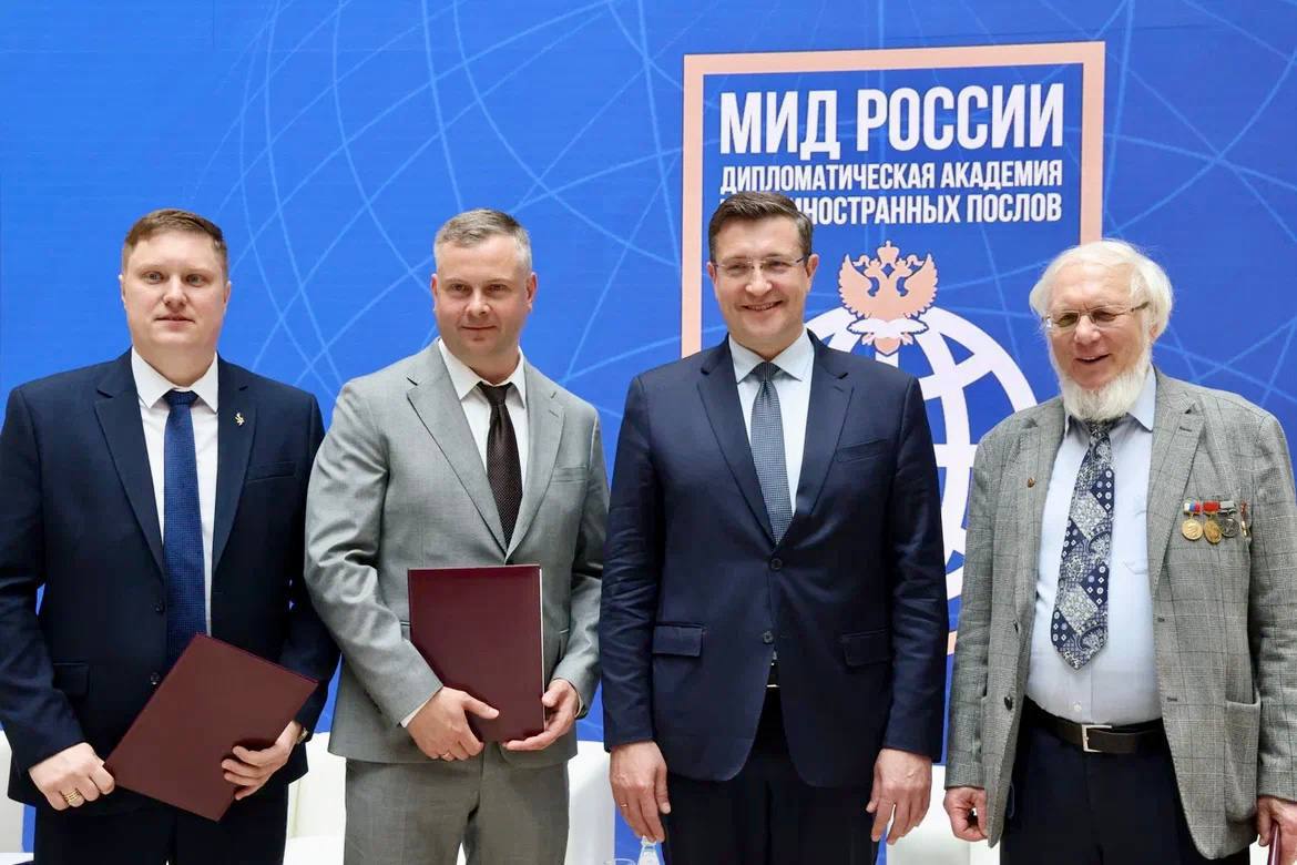На площадке Дипломатического клуба мы подписали важное соглашение с Валерием Александровичем Дудаковым, «патриархом» российских коллекционеров. Смело могу назвать это решение революционным - Валерий Александрович подарил часть своей знаменитой коллекции «Голубая роза» Нижегородскому государственному художественному музею! Мы значительно пополним наш фонд работами гениальных представителей русского символизма - Михаила Врубеля, Натальи Гончаровой, Михаила Ларионова, Сергея Судейкина, Василия Милиоти, Николая Рябушинского, Николая Феофилактова, Петра Уткина, Артура Фонвизина и других авторов. Из частных коллекций НГХМ еще никогда за всю свою историю не получал такого подарка! Это беспрецедентное решение, за которое мы выражаем огромную благодарность Валерию Александровичу!