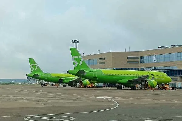 S7 Airlines увеличивает частоту рейсов между Москвой и Санкт Петербургом С 11 мая авиакомпания S7 Airlines увеличила частоту рейсов из Москвы в Санкт Петербур Теперь полеты выполняются трижды в день Общее количество рейсов выросло с 14 до 21 в неделю Об этом сообщает AVIA RU со ссылкой на данные авиаперевозчика Рейсы выполняются ежедневно из Домодедово на самолетах семейства Airbus A320 Время в пути 1 час 35 минут Утром вылет в 09 30 Днем вылет в 12 10 Вечером вылет в 18 15 aviaru net n295483 Оставайся в информационном потоке подпишись на наш канал в MAX