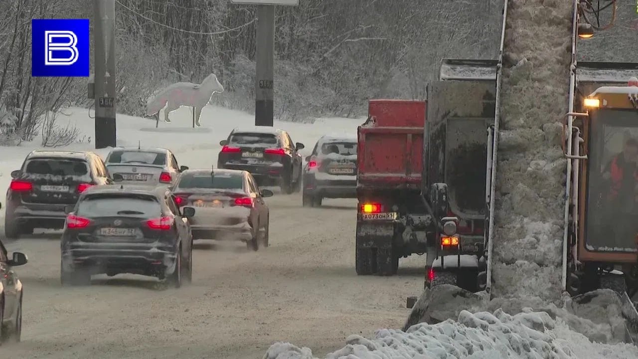 Более 130 единиц техники вышло на уборку улично-дорожной сети в Мурманске   Работы по круглосуточной уборке снега на дорогах общего пользования, тротуарах, внутриквартальных проездах и разворотных кольцах общественного транспорта продолжаются, сообщил глава города Юрий Сердечкин. Кроме того, в дневное время ведется ручная уборка и противогололедная обработка лестниц, остановочных площадок, пешеходных переходов и тротуаров. Всего за сутки вывезено свыше 4,1 кубометров снега.    Подпишись — Вести Мурман