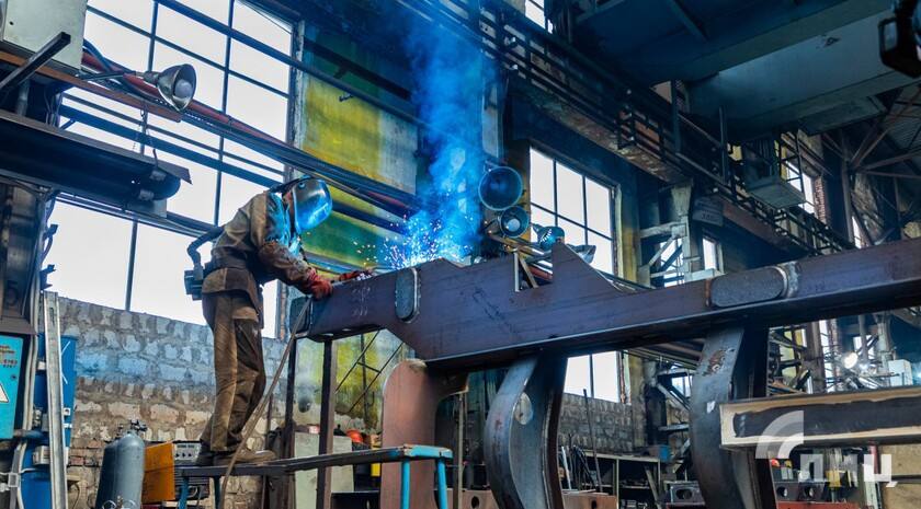 Луганский машиностроительный завод «Лугамаш» с 2025 года расширит выпуск поддизельных рам, вдвое увеличив объемы производства. Об этом сообщил руководитель аппарата по организационно-контрольной деятельности активов в Российской Федерации акционерного общества «Трансмашхолдинг» Владимир Попов.   «Лугамаш» входит в состав группы компаний Трансмашхолдинга.  «Две недели назад единогласным решением на экспертном совете Фонда развития промышленности было принято решение о финансировании со стороны, в том числе, государства программы расширения производства поддизельных рам, которая позволит практически вдвое увеличить объемы продукции. И этот проект начнет реализовываться уже в четвертом квартале текущего года», — сказал руководитель аппарата в ходе торжественного собрания по случаю 10-летия «Лугамаша» в Луганске.