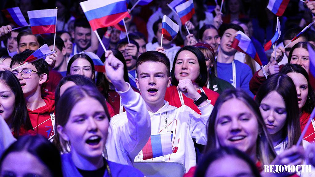 Молодежным учреждениям предложили единый дизайн код с традиционными ценностями Такой проект рекомендаций Росмолодежи обнаружили Ведомости на портале проектов нормативных правовых актов В нем говорится об использовании в зданиях элементов формирующих ценность и гордость жизни и созидательной деятельности в стране Стены рекомендуется украшать цитатами выдающихся исторических личностей и кумиров молодежи Как сообщил Ведомостям представитель пресс службы Росмолодежи закрепляемые в проекте документа рекомендации уже имеют широкую практику применения в частности в рамках президентской программы Регион для молодых Прошли времена когда стены это просто стены Каждый элемент может и должен нести смысл от идейного мурала на фасаде до плакатов с героями региона и вдохновляющими слоганами говорит глава комитета Госдумы по молодежной политике Артем Метелев Единая Россия Подпишитесь на Ведомости
