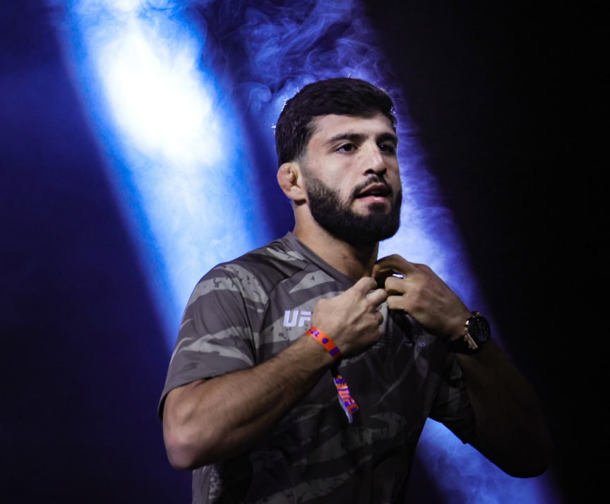 Арман Царукян планирует сразиться за титул UFC через один бой Боец смешанных единоборств Арман Царукян встретится с новозеландцем Дэном Хукером на турнире Абсолютного бойцовского чемпионата UFC в Катаре который состоится 22 ноября в Дохе пишет ТАСС Поединок будет иметь статус отборочного в лёгком весе до 70 кг Победитель завоюет претендентский статус который позволит затем встретиться с владельцем чемпионского звания Царукяну 28 лет на его счету 22 победы и 3 поражения в 25 боях Хукеру 35 лет его рекорд составляет 24 победы и 12 поражений он занимает шестое место в рейтинге легковесов организации alphanewsam Подписка на Alpha News ВК Дзен Сайт TikTok Facebook Instagram YouTube X twitter