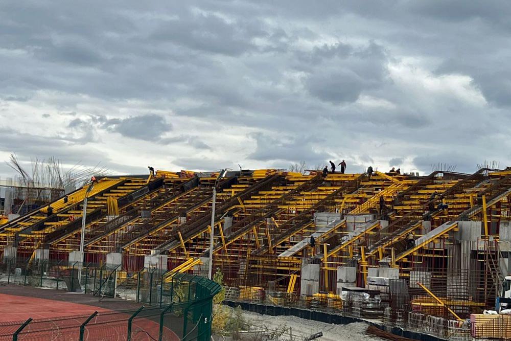 Во Владикавказе завершаются работы по реконструкции стадиона Спартак О завершении проекта сообщил руководитель Северной Осетии Сергей Меняйло в ходе прямого эфира с населением региона В правительстве республики уточняют что стадион практически готов к открытию Финальные процедуры по сдаче объекта запланированы на период с 15 по 20 декабря текущего года После завершения оформления документации начнется процесс ввода стадиона в эксплуатацию отмечается в комментарии Реконструкция спортивной арены стартовала в июне 2020 года в рамках реализации федеральной программы поддержки развития физкультуры и спорта Подпишись это Кавказ Сегодня