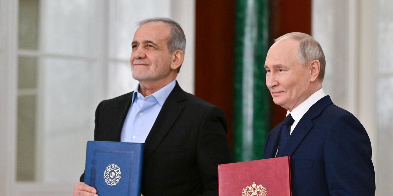 Россия готова стать посредником между Ираном и Израилем. С пользой для себя Россия десятилетиями налаживала прочные отношения и с Ираном, и с Израилем, пишет SCMP. Это позволяет ей стать влиятельным посредником, способным завершить конфликт. Кремлю есть, что предложить противоборствующим сторонам. Россия уже выдвинула конкретные инициативы, направленные на урегулирование ситуации вокруг иранской ядерной программы. Польза для нашей страны, по мнению автора, тоже понятна: посредничество позволит выйти за рамки конфликта на Украине и наладить взаимодействие с другими великими державами по глобальным вопросам. ИноСМИ — главное международное