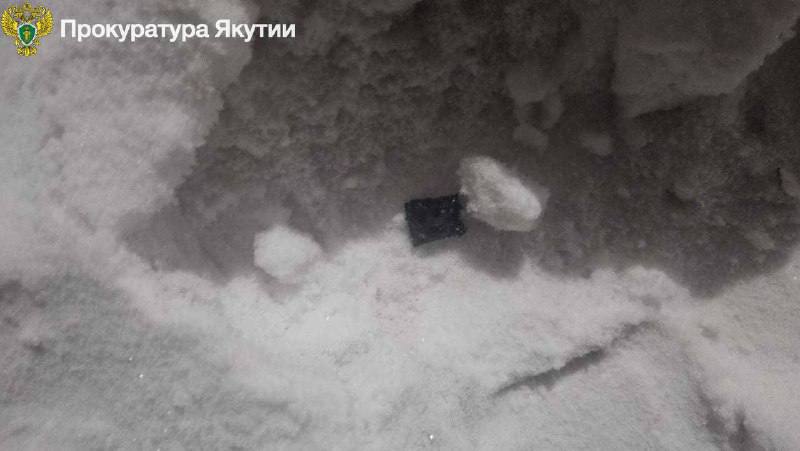 До 20 лет грозит 18 летней девушке за попытку сбыта наркотиков в Якутске В декабре 2025 года обвиняемая через один из мессенджеров вступила в организованную группу занимавшуюся сбытом наркотиков Согласившись на предложенные условия и изучив правила поведения и конспирации она получила через оборудованный тайник партию синтетического наркотика по типу спайса весом свыше 7 гр которую расфасовала на отдельные дозы и разложила по тайникам на территории Якутска а оставшуюся часть хранила при себе до задержания сотрудниками полиции За совершение данных преступлений УК РФ предусматривает наказание в виде лишения свободы сроком до 20 лет ulusmedia Читайте нас в MAX