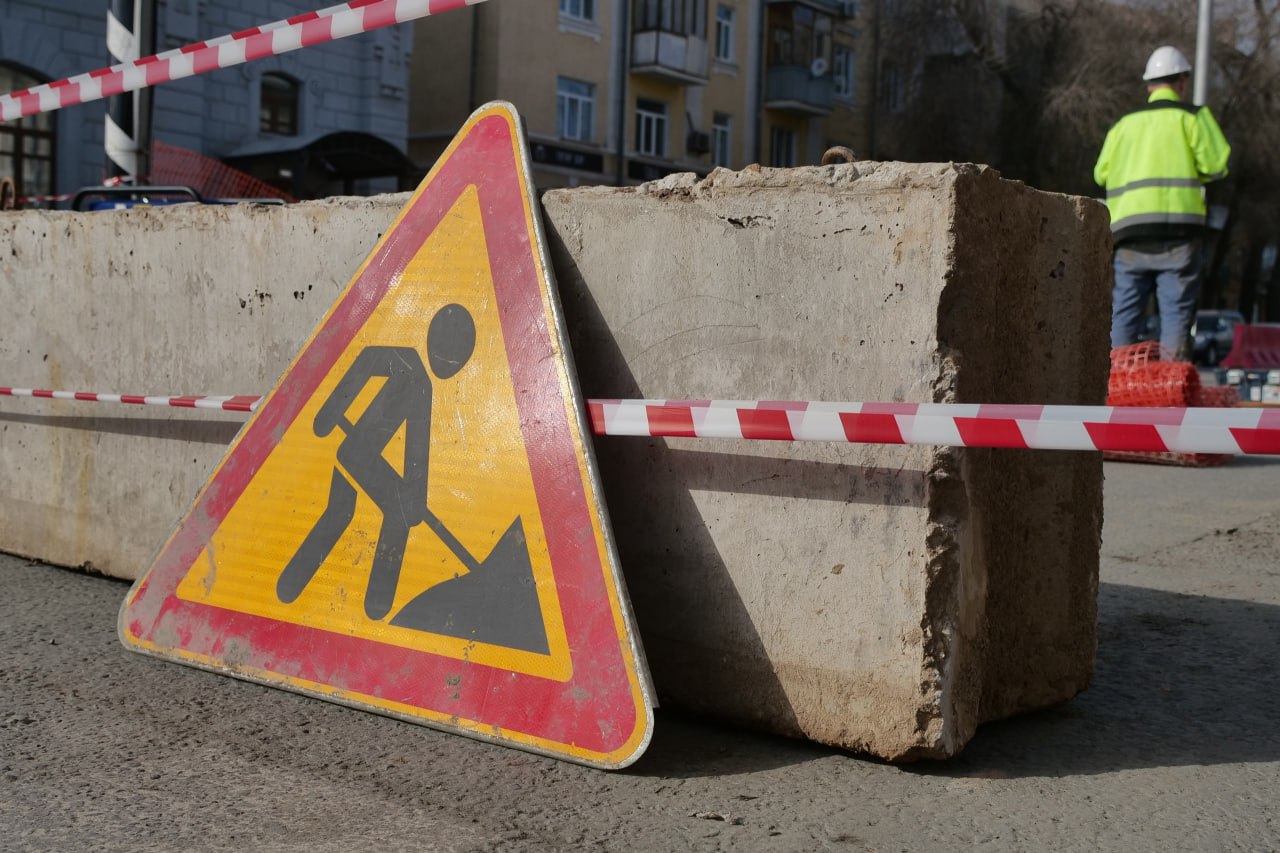 В Самаре перекроют проезд по улице Водников  Движение на участке между улицами Комсомольская и Пионерская ограничат с 10.00 21 марта из-за ремонта.   Ограничения также повлияют на работу общественного транспорта. Троллейбус №16 будет временно ездить от Губернского рынка только до площади Революции.