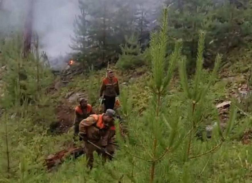 Число лесных пожаров сократилось в Бурятии По оперативным данным, на утро 29 июня действуют 60 лесных пожаров. Как сообщал «Байкал-Daily», 28 июня фиксировали 73 очага. Леса горят в Баргузинском, Баунтовском эвенкийском, Бичурском, Джидинском, Еравнинском, Кижингинском, Кяхтинском, Муйском, Окинском, Прибайкальском, Северо-Байкальском и Хоринском районах на общей площади 107 655 га. Угрозы населённым пунктам нет, сообщает Республиканское агентство лесного хозяйства РАЛХ . За прошедшие сутки обнаружено три возгорания в Еравнинском и Кижингинском районах. Их причина - сухие грозы. За 24 часа ликвидировали 16 лесных пожаров в Баунтовском эвенкийском, Бичурском, Еравнинском, Заиграевском, Кижингинском, Курумканском, Кяхтинском, Мухоршибирском, Селенгинском и Тарбагатайском районах на площади 1 260 га. Локализовано 10 пожаров в Баргузинском, Баунтовском эвенкийском, Еравнинском и Прибайкальском районах на 17 689 га. На тушении работают 908 человек. Авиалесоохрана в том числе 146 человек из федерального резерва, 50 сотрудников Тюменской авиабазы, 20 человек из Хабаровска, 12 человек из Кирова, 20 из Архангельска , лесная охрана в том числе 50 специалистов из Иркутска и привлечённые граждане. Задействована 141 единица техники. На территории лесного фонда Бурятии действует режим ЧС, напомнили в РАЛХ. При обнаружении возгораний звоните на горячую линию лесной охраны по телефону 8 3012 20-44-44. Baikaldaily