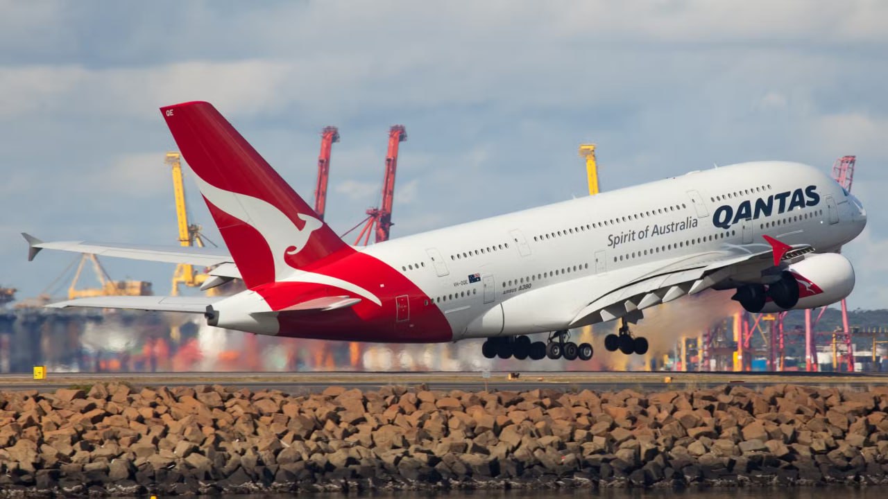 SpaceX срывает рейсы Qantas над Индийским океаном  Австралийский перевозчик вынужден задерживать свои рейсы на маршруте Сидней-Йоханнесбург из-за падающих обломков ракет в зоне полёта. Так, в 2025 году только три рейса авиакомпании вылетели по расписанию.  Не смотря на то, что Qantas ведёт переговоры с компанией Илона Маска о более точном планировании запусков и возвращения ступеней, данная проблема затрагивает не только их, но и другие авиакомпании, выполняющие рейсы через южную часть океана. Например такие как South African Airways и Air Mauritius, которые также сообщают о регулярных задержках.