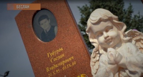 Первый канал представил документальный фильм о жертвах и героях Беслана Первый канал выпустил документальный фильм За други своя Герои и жертвы Беслана Этот фильм не хроника трагедии а личный рассказ тех кто шел в бой чтобы спасти детей Их лица долго оставались в тени их истории за кадром Впервые спустя 20 лет бойцы легендарных спецподразделений Альфа Вымпел и Кавказ откровенно рассказывают о том что происходило внутри школы 1 в Беслане в сентябре 2004 года В фильме архивные материалы вся правда о мужестве долге и цене которую приходится платить за спасение жизней 16
