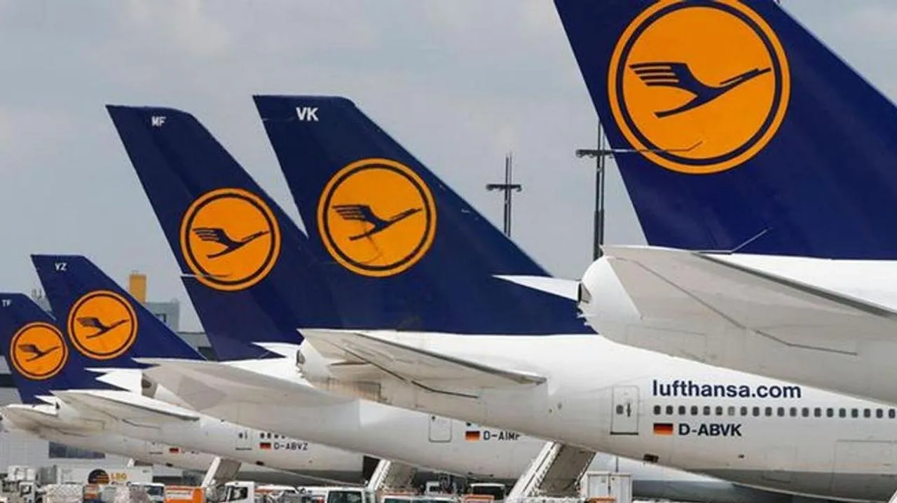 Это больно глава Lufthansa о забастовке в разгар пасхальных выходных Бортпроводники Lufthansa и Lufthansa CityLine начали однодневную забастовку 10 апреля прямо в разгар пасхального возвратного потока Акцию организовал профсоюз UFO из за условий труда По данным Немецкой ассоциации аэропортов ADV к концу дня будет отменено более 520 рейсов Основной удар пришёлся на Франкфурт и Мюнхен а также на Гамбург Ганновер Бремен Штутгарт Кёльн Дюссельдорф и Берлин Это уже третья крупная забастовка сотрудников Lufthansa в этом году после двухдневной забастовки пилотов в марте и массовой остановки аэропорта Берлин Бранденбург 18 марта Глава профсоюза UFO Йоахим Васкес Бюргер заявил Этой ситуации можно было избежать ответственность лежит на Lufthansa которая до сих пор не смогла выдвинуть предложение пригодное для переговоров CEO Lufthansa Йенс Риттер обратился к пассажирам в соцсетях признав что забастовка действительно больно бьёт по компании Он извинился перед клиентами и призвал профсоюзы вернуться за стол переговоров Авиакомпании группы Lufthansa не затронутые забастовкой подключились для смягчения последствий SWISS поставила более вместительные борта на рейсы между Цюрихом Франкфуртом и Мюнхеном Третья забастовка за год плохой сигнал Если переговоры не сдвинутся то год для немецкой авиации будет ещё интереснее FlightMode