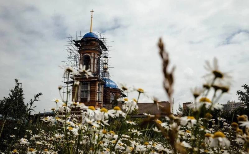 Пять объектов культурного наследия Курска ждет реставрация В историческом центре Курска планируется восстановить пять объектов культурного наследия ОКН при поддержке «Дом.РФ». Об этом заявил врио губернатора Курской области Александр Хинштейн. Работы будут проводиться в рамках соглашения, подписанного ранее на полях ПМЭФ-2025. Речь идет о «Доме мещан Беньковских», построенном в последней четверти XIX века. Здание, расположенное на пересечении улиц Красной Армии и Рассыльной, когда-то было центром городской усадьбы. С 2009 года, после расселения жильцов, дом находится в запустении. Еще один объект — «Дом П.Ф. Пушечникова», одноэтажное здание конца XIX века, где ранее располагались детский сад и библиотека.