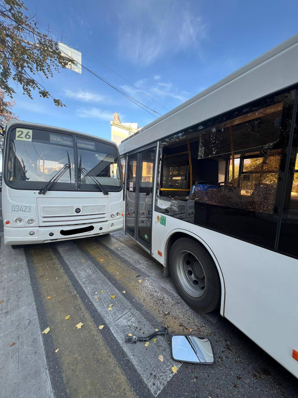 Два человека попали в больницу после поездки на автобусе в Воронеже  Примерно в 14:00 вчера, 2 октября, около дома №2 по проспекту Революции водитель автобуса МАЗ столкнулся с ПАЗом, который стоял на остановке.   В результате ДТП два пассажира ПАЗ получили телесные повреждения, их доставили в больницу.