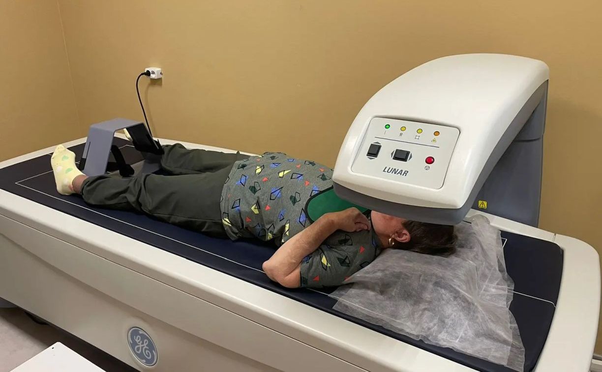 В областной клинической больнице появился новый денситометр Этот аппарат предназначен для измерения плотности костной ткани и за 20 минут может выявить остеопороз на ранней стадии и оценить риски переломов Ключевое преимущество денситометрии заключается в отсутствии сложной подготовки и быстроте проведения Результат пациенту оглашается сразу Спрос на услугу достаточно высок к нам приезжают жители с разных районов Сахалинской области Примерно 15 человек принимают врачи ежедневно Денситометрия особенно важна для лиц старше 50 лет а также тем кто подвержен риску развития остеопороза уточнила врач рентгенолог областной клинической больницу Анастасия Краевая Новая аппаратура появляется в областной клинической больнице благодаря реализации национального проекта Продолжительная и активная жизнь Прислать новость Подписывайся на АСТВ ру