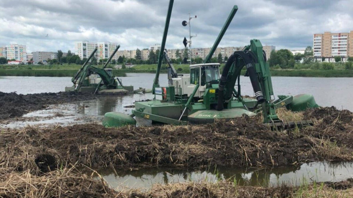 По проекту «Вода России» в Татарстане расчистят русла Ноксы и Мелекески в Казани и Челнах  Кроме того, в 2025 году в рамках направления «Ликвидация  рекультивация  объектов накопленного вреда окружающей среде, представляющих угрозу реке Волге» должны быть завершены работы по рекультивации иловых полей биологических очистных сооружений Казани.  Помимо этого, по направлению «Сокращение объема загрязненных сточных вод, поступающего в водные объекты» Минстрой РТ и Минстрой РФ прорабатывают вопрос о строительстве  реконструкции  очистных сооружений и ливневых канализаций в Татарстане.  Предварительный перечень включает 17 объектов, расположенных в Казани, Буинске, Заинске, Зеленодольске, Кукморе, Лаишеве, Мензелинске, Набережных Челнах, Камском Устье, Камских Полянах, Уруссу, Актаныше и Муслюмове.