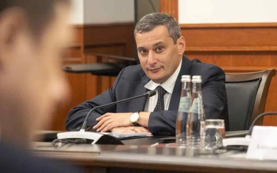 Хинштейн назвал ситуацию с коррупцией в Курской области чрезвычайной  Врио губернатора Курской области Александр Хинштейн назвал ситуацию с коррупцией в регионе «чрезвычайной» и заявил о намерении бороться с ней самым решительным образом. Об этом он сообщил в четверг на расширенном заседании Курской областной думы, где представил отчет о деятельности правительства за первые полгода работы.  «По поводу коррупции... Я в отчёте не стал касаться этой темы, хотя считаю её одной из ключевых, важнейших. Ситуация в регионе, прямо скажем, чрезвычайная. Хотя бы потому, что на этой сцене сейчас должен был стоять другой человек, который сейчас не стоит... а сидит», — отметил Хинштейн, имея в виду арестованных экс-главу региона Алексея Смирнова и бывшего первого замгубернатора Алексея Дедова.  Глава региона подчеркнул, что намерен бороться с коррупцией при поддержке депутатского корпуса.  «То, что за эти полгода я вижу, то, что вы видите, надеюсь, в своей работе... говорит о существовании серьёзных проблем, связанных с высоким уровнем коррупции. И это я вижу по многочисленным обращениям граждан. Самым решительным образом намерены с этим бороться и привлекать к этому все здоровые силы, в первую очередь, конечно же, депутатский корпус», - сказал он.