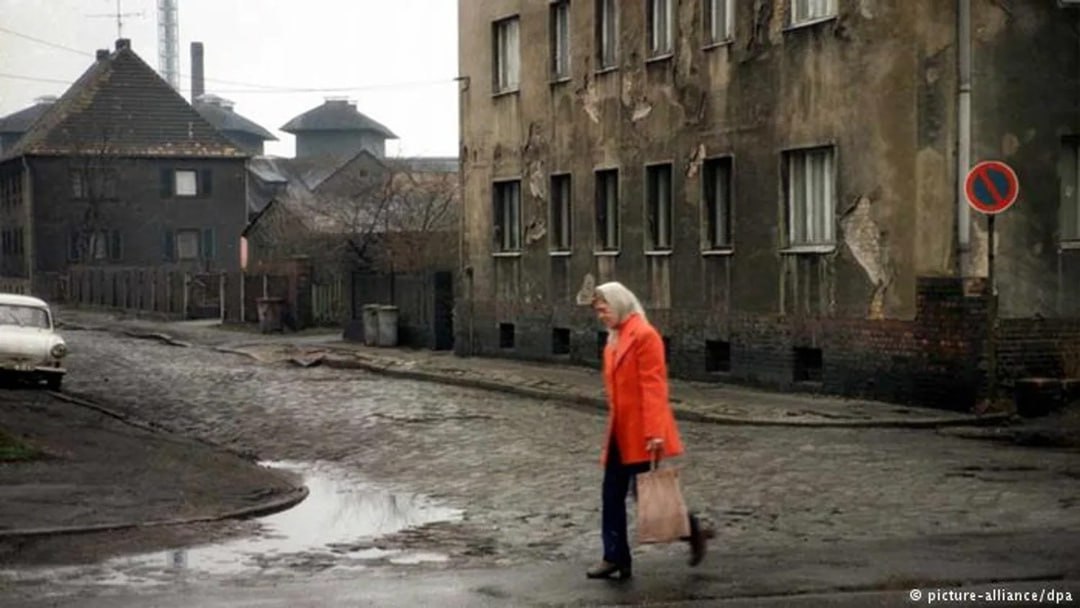 DPW: Каждый шестой немец живет за чертой бедности Отчет Объединенного союза благотворительных организаций DPW показал, что инфляция в Германии сделала бедных людей еще беднее – за чертой бедности оказались порядка 13 млн человек. Отчет Объединенного союза благотворительных организаций DPW показал, что с 2020 года средний доход людей, живущих за чертой бедности, вырос в номинальном выражении с 981 до 1099 евро. Однако из-за инфляции в 2,2% фактические цифры показывают снижение дохода с 981 до 921 евро, пишет газета Der Tagesspiegel. «В результате примерно 13 млн человек относятся к числу людей, страдающих от бедности. Это примерно 15,5% населения, что на 1,1 процентного пункта больше, чем в 2024 году. Для людей с немецким гражданством этот показатель составляет 12,8%, а для людей без немецкого гражданства – 30%», – говорится в отчете.