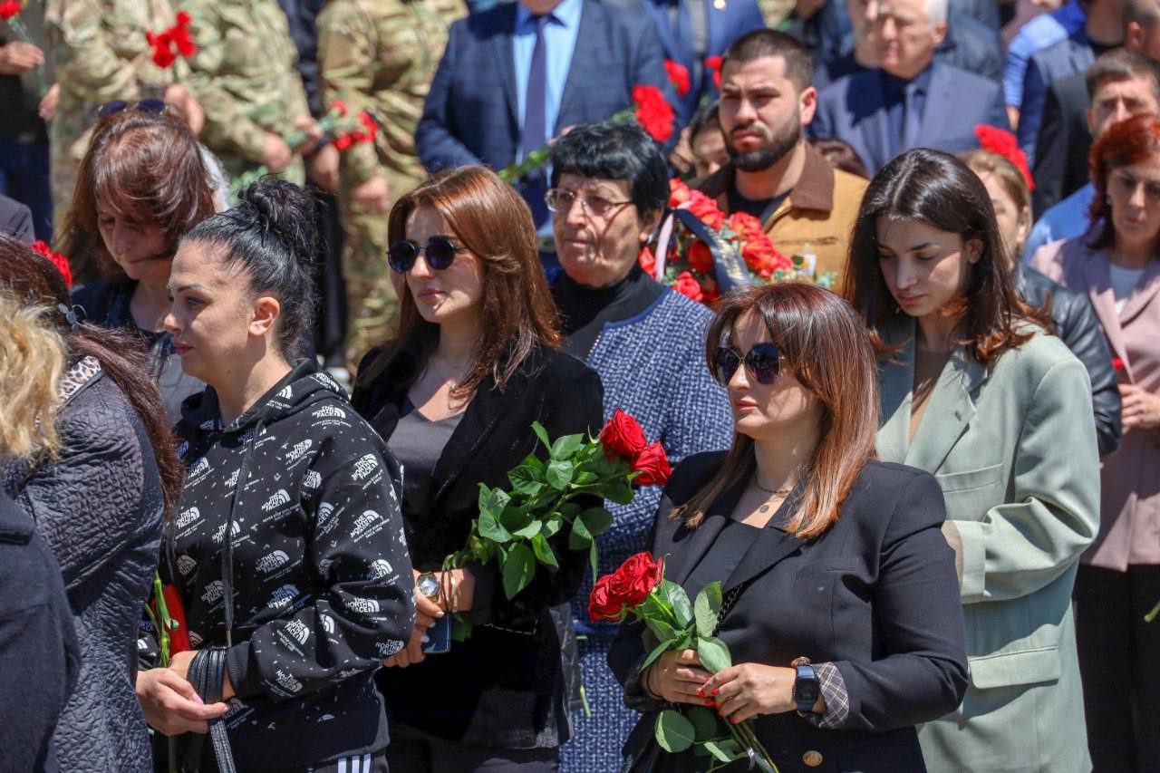 Тысячи жителей Южной Осетии пришли к мемориалу жертв Зарской трагедии почтить память зверски убитых 33 года назад 20 мая мирных людей, стариков и детей - фоторепортаж