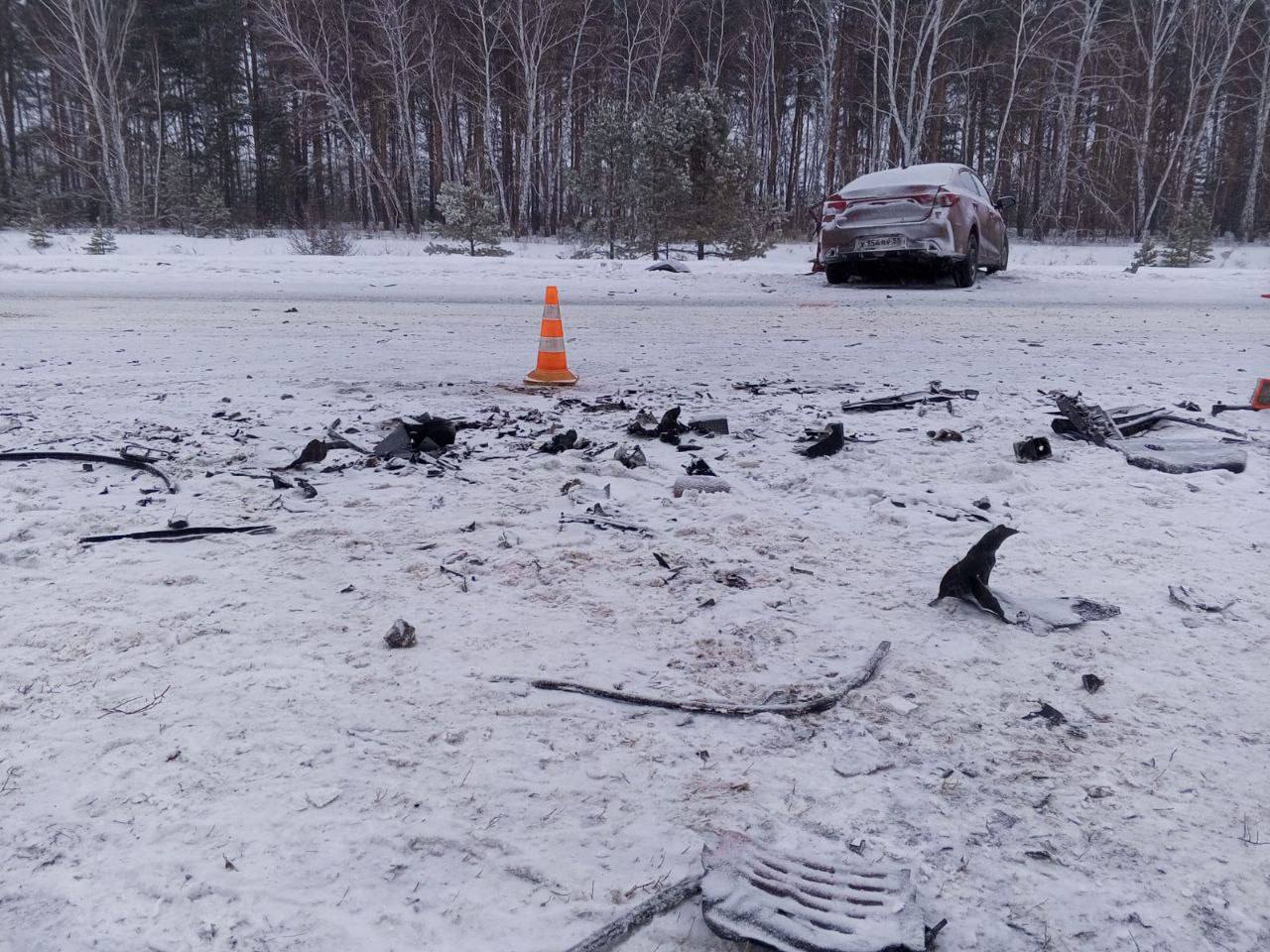 В Омской области автомобиль попал в аварию, выехав на встречную полосу  Сообщение о ДТП поступило в дежурную часть сегодня в 14:20. Предварительно установлено, что 30-летний водитель автомобиля Kia Rio, двигаясь по автодороге Омск–Черлак, в районе 98 километра выехал на встречку, где допустил столкновение с автомобилем Mazda 6 под управлением 33-летнего мужчины.  В результате ДТП медицинская помощь понадобилась обоим водителям транспортных средств и 26-летней пассажирке Kia. По факту ДТП проводят проверку.