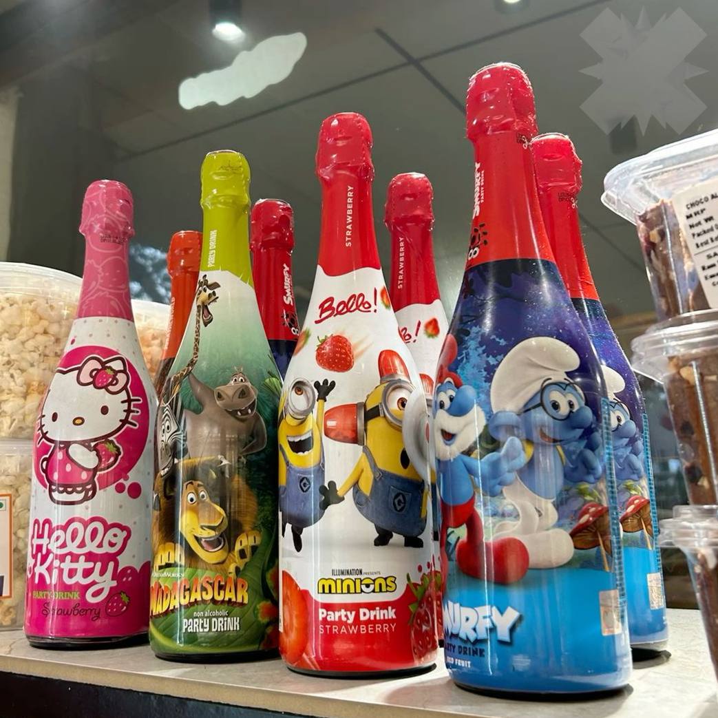 В Госдуме снова обсуждают запрет детского шампанского На этот раз тему поднял депутат Султан Хамзаев по его мнению детское шампанское формирует у молодого поколения положительный образ алкоголя и создает ложное впечатление его безопасности точно так же как жвачка в виде сигарет Депутат обратился в Минпромторг с требованием запретить формулировки детское шампанское пиво без градуса и вино без алкоголя которые скрыто рекламируют спиртное и в чем он не прав детям нравится сладкий вкус яркая этикетка и пузырьки не надо додумывать лишнего НМШ