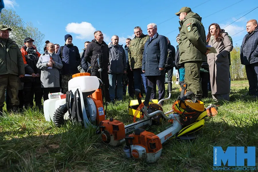 Практический семинар по борьбе с борщевиком и золотарником провели в Минске Руководителям и работникам районных Зеленстроев дали рекомендации по координации одновременного уничтожения инвазивов на сопредельных со столицей территориях и их утилизации В перспективе подобные мероприятия планируется проводить регулярно хотя бы раз в год отметил зампредседателя Мингорисполкома Олег Корзун За осень 2025 года в Минске борщевик Сосновского выявили на площади в 13 5 гектара и 272 гектара золотарник канадский По первому растению фиксируется снижение по второму увеличение так как выявлены новые места которые уже поставлены на учет Читайте Минск Новости в MAX