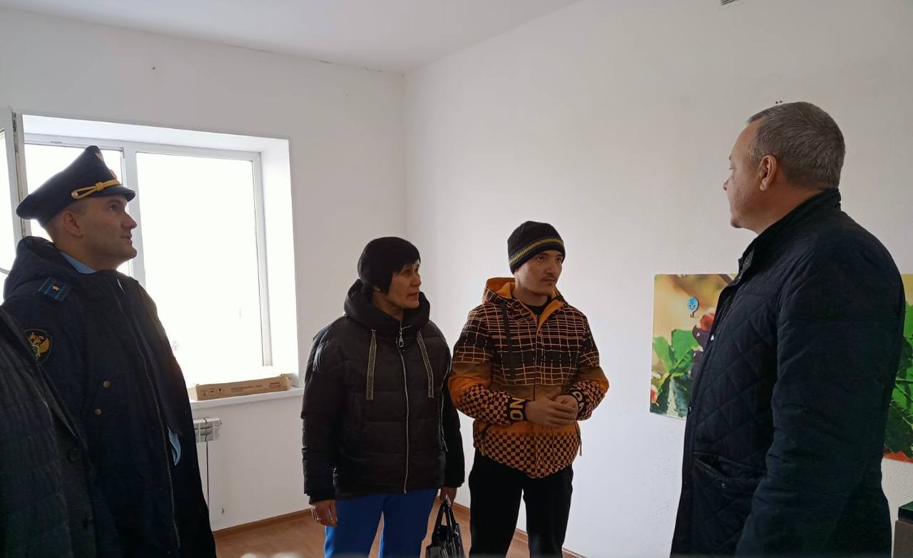В Томской области прокуратура восстановила жилищные права сироты Прокуратура Молчановского района Томской области провела проверку соблюдения жилищных прав детей сирот Установлено что житель села Молчаново в несовершеннолетнем возрасте остался без попечения родителей и был включен в список лиц подлежащих обеспечению помещениями специализированного жилищного фонда Однако своевременно жилье ему предоставлено не было Прокуратура внесла представление в администрацию Молчановского сельского поселения Благодаря вмешательству надзорного ведомства заявителю предоставлена благоустроенная квартира