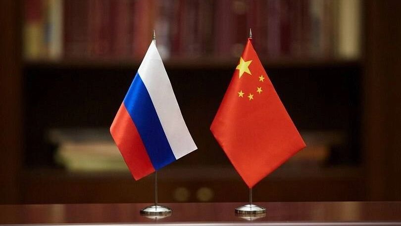 Российско-Китайский форум пройдет в Хабаровске уже на следующей неделе 19 и 20 мая в краевой столице пройдет Российско-Китайский форум, организатором которого выступает фонд «Росконгресс». Его главная тема – развитие Большого Уссурийского острова совместно с КНР. Событие объединит представителей госструктур, бизнеса, креативных индустрий. Отметим, накануне стала известна программа форума. Помимо деловой части, в его рамках пройдет множество культурных и спортивных мероприятий. Самыми яркими событиями станут фестивали «Амур.Фест.Весна», «Два берега – один Амур», марафон «Большой Уссурийский – остров мечты!». В завершение форума в Хабаровске выступит пианист мирового уровня Борис Березовский. «Мы уже принимаем гостей: с понедельника начали прибывать те китайские участники, который уже ведут бизнес на территории России. В целом на участие в форуме подано уже 3500 тысячи заявок, из них около 1000 – китайские участники. Помимо деловой у нас будет большая сопутствующая программа, она включает в себя и культуру, и спорт, и иные активности. Поэтому мы рассчитываем, что свыше четырех тысяч человек примут участие в мероприятиях той или иной направленности в рамках нашего форума. Начинаем мы уже завтра с тех мероприятий, которые стартуют на Комсомольской площади, потому что весенний фестиваль "Амур.Фест" также проходит в рамках и совместно с нашим Российско-Китайским форумом», – рассказала в эфире программы «Утро с Губернией» первый заместитель министра экономического развития Хабаровского края Валентина Филоненко. Будь в курсе событий.