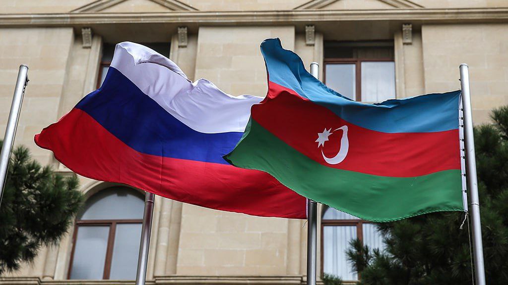 Баку требует возбудить дело против российских силовиков из-за смертей азербайджанцев "Мы возбудили уголовное дело по фактам насилия в отношении азербайджанцев в Екатеринбурге. Мы поддерживаем регулярные контакты с российской стороной, провели с ними судебно-медицинскую экспертизу, и, к сожалению, установлено, что эти лица погибли в результате пыток, избиений и тяжких телесных повреждений", - сообщил генпрокурор Азербайджана Камран Алиев. Баку надеется на результаты возбужденного по этому факту уголовного дела.
