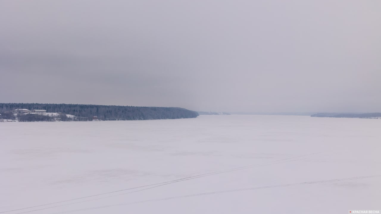 Ученые обнаружили смещение естественного цикла размножения рыб в Волге Причину смещения зоны смешения речной и морской воды, а также сдвиг сроков нереста рыб в дельте Волги изучают российские ученые, сообщила пресс-служба Института океанологии имени П. П. Ширшова РАН. «Впервые с 2021 года мы обнаружили границу пресной и соленой воды практически у самого острова Малый Жемчужный. Это говорит о том, что из-за крайне малого весеннего стока Волги зона смешения подошла вплотную к краю дельты», — сказано в отчете. Сообщается, что предварительные выводы сделаны по итогам экспедиции, изучающей сокращение водного притока и снижение уровня моря в дельте Волги и северной акватории Каспия. Подробнее
