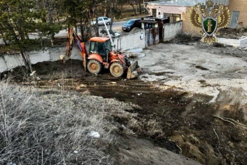 Древний курган "Золотушка-1" частично разрушили в Ессентуках Место, включенное в перечень объектов культурного наследия федерального уровня, пострадал во время земляных работ осенью прошлого года. Их проводил 45-летний местный житель без согласования с властями. Нарушения выявили во время прокурорской проверки. Ущерб составил 28 млн рублей. ℹ Курган "Золотушка-1" датирован III — I тысячелетием до нашей эры. Он расположен в нескольких сотнях метров от одноименной железнодорожной станции. Фото: Прокуратура Ставрополья Stavropol.Media Прислать новость
