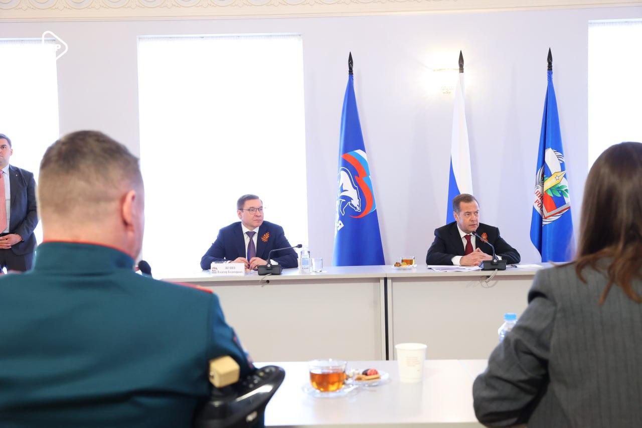 Дмитрий Медведев поддержал предложение Семёна Пегова WarGonzo о проведении литературных фестивалей в новых регионах Такие мероприятия помогут по-новому отразить тему СВО в литературе, отметил военкор на встрече с Председателем партии. Дмитрий Медведев назвал идею правильной. Если на фронт ездят писатели, если они общаются с реальными участниками СВО, с ребятами, принимающими участие в боевых действиях, то не все они писатели – прим. ред. действительно должны автомат в руки брать. И не надо-то. Они проникаются этим и то, что они напишут, будет более достоверным. Как бы это банально ни звучало. Поэтому давайте организуем такие литературные фестивали – прим. ред. . Поручим Александру Геннадиевичу Сидякину руководитель Центрального исполкома Единой России - прим. ред. , - сказал Председатель партии.