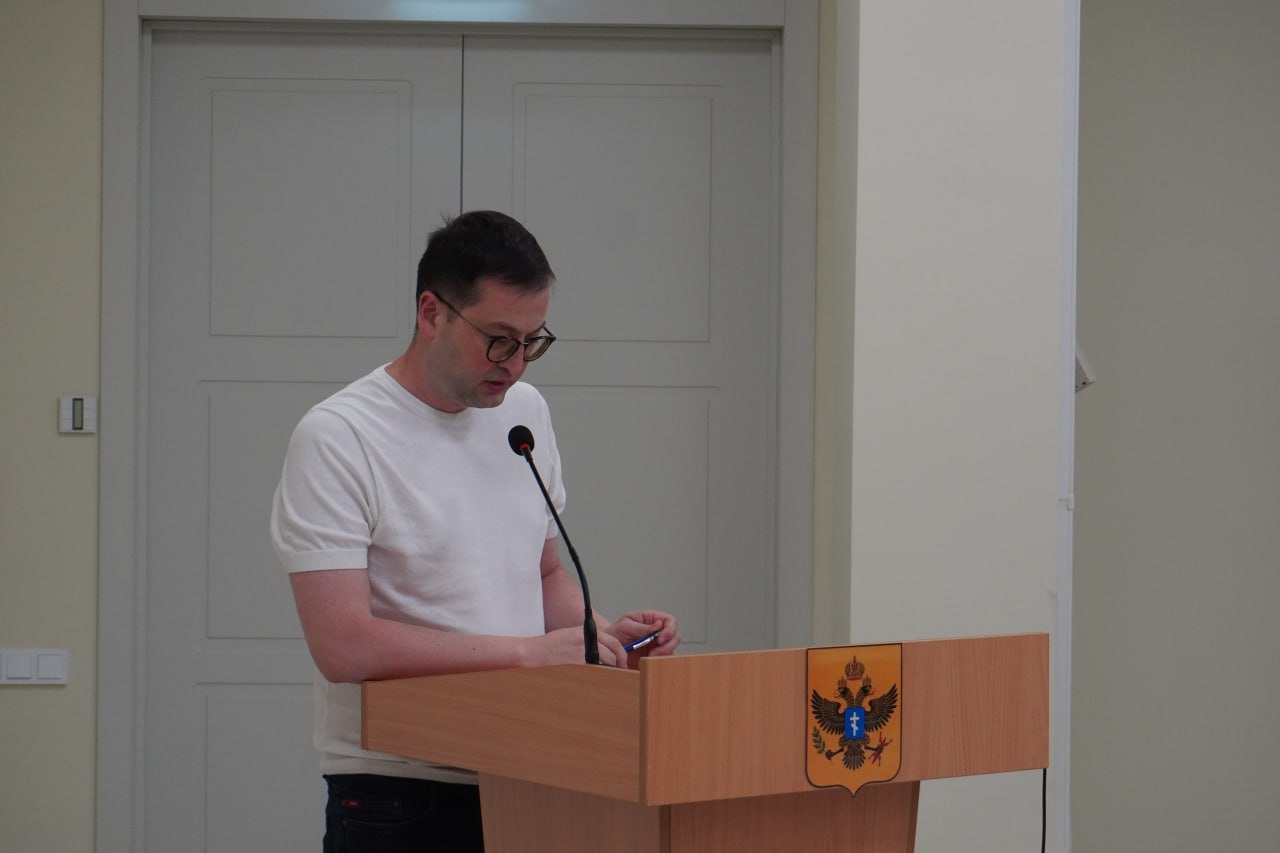 Состоялось тридцать четвертое заседание Херсонской областной Думы I созыва. Депутаты рассмотрели важные для региона проекты законов. Об изменениях, которые предлагается внести в бюджет территориального фонда обязательного медицинского страхования Херсонской области рассказала директор ТФОМС Анна Литвиненко. Законопроект «О регулировании вопросов в сфере международных и внешнеэкономических связей органов местного самоуправления муниципальных образований Херсонской области» представил Министр экономического развития региона Эрвин Мусаев. Министр труда и социальной защиттерр Херсонской области Алла Бархатнова обосновала необходимость принятия проекта регионального закона «О мерах социальной поддержки ветеранов труда и о внесении изменения в Закон Херсонской области «О присвоении звания «Ветеран труда» на территории Херсонской области». Проект закона «О внесении изменений в Закон Херсонской области «Об особенностях регулирования имущественных прав в отношении бесхозяйных движимых вещей на объектах недвижимого имущества, находящихся на территории Херсонской области» представил и.о. первого заместителя Министра имущественных и земельных отношений региона Александр Свечников. Все четыре вышеперечисленных законопроекта были единогласно одобрены депутатами Херсонской областной Думы. Также был рассмотрен проект закона «О предоставлении мер социальной поддержки многодетным семьям на территории Херсонской области». Однако, документ был принят только в первом чтении, поскольку требует доработок. Кроме того, депутаты проголосовали за проведение публичных слушаний по проекту закона Херсонской области «Об исполнении бюджета Херсонской области за 2024 год». Они должны пройти 8 июля 2025 года в Херсонской областной Думе. Вся необходимая информация будет размещена на сайте Администрации Херсонской области.